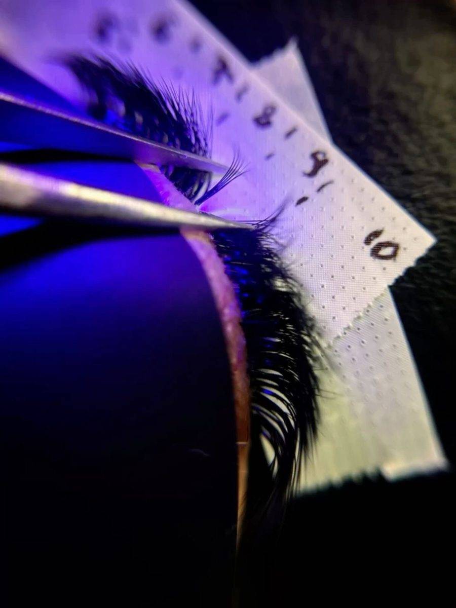 Técnica LED UV de extensão de cílios